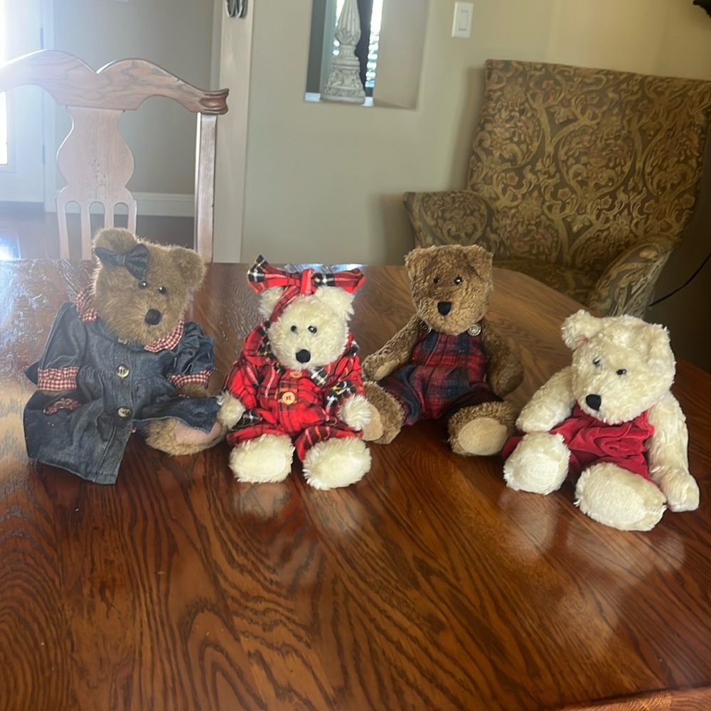 Lot of 4 Boyd’s Bears